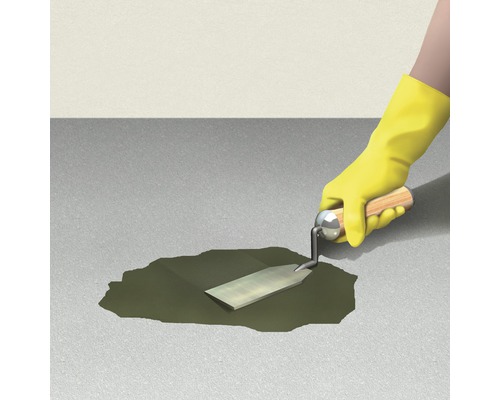 Osoba v rukavicích uhlazuje tmel hladítkem.