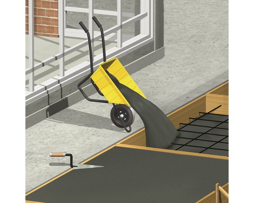 Kolečko vysypává beton do bednění pro základ.