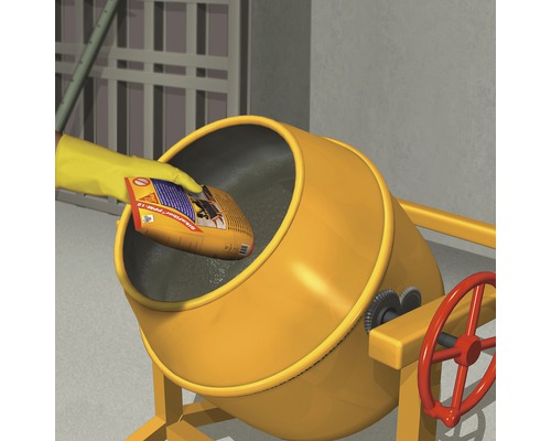 Osoba v rukavicích sype pytel SikaFiber PPM-12 do míchačky na beton.