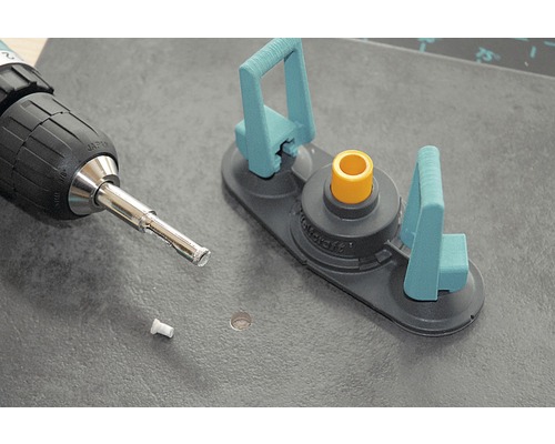 Vrtací šablona Wolfcraft s diamantovým vrtákem a vrtačkou na dlaždici