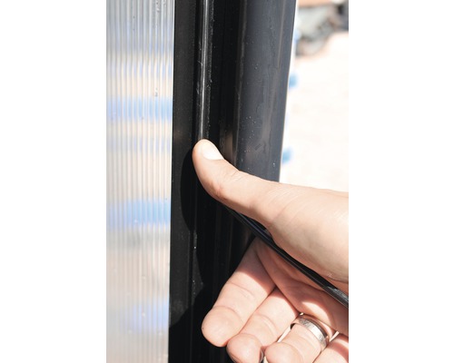 Detail těsnění na plastovém okenním rámu