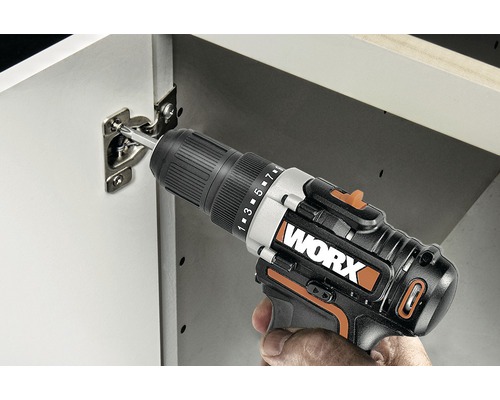 Akumulátorový šroubovák připevňuje pant ke skříňce