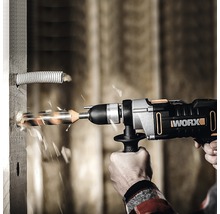 Akumulátorový vrtací šroubovák vrtá otvor do dřevěné stěny