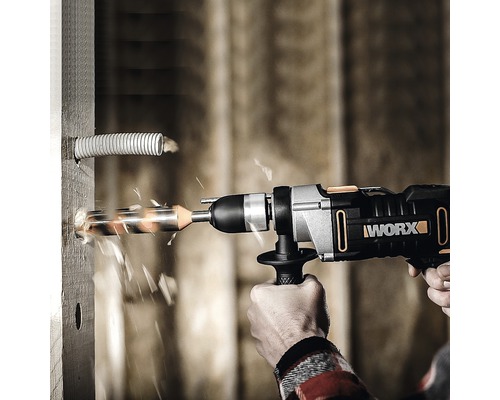 Akumulátorový vrtací šroubovák vrtá otvor do dřevěné stěny