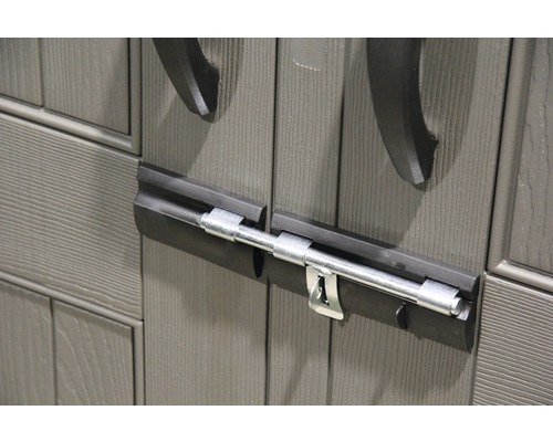 Detailní záběr dveří zahradního domku se závorou