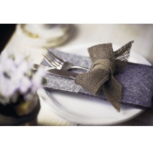 Prostřený stůl s příbory v plstěném pouzdře a mašlí