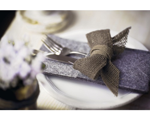 Prostřený stůl s příbory v plstěném pouzdře a mašlí