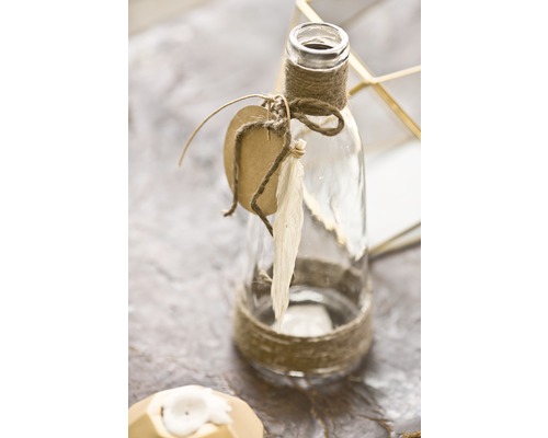 Dekorativní skleněná láhev s jutovou stuhou a štítkem