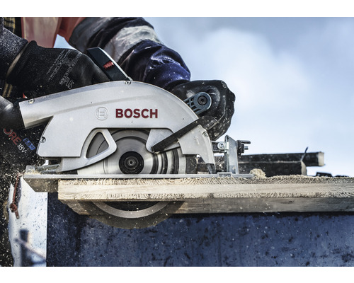 Ruční okružní pila Bosch řeže dřevěnou desku
