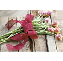 Kytice tulipánů s mašlí na dřevěné bedně