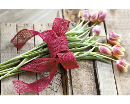 Kytice tulipánů s mašlí na dřevěné bedně