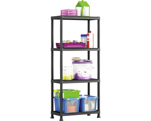 Černý plastový regál se čtyřmi policemi a různými úložnými předměty.