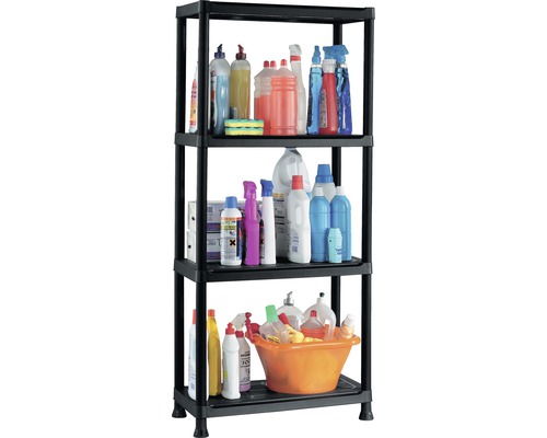 Černý plastový regál se čtyřmi policemi plný čisticích prostředků.