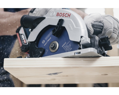 Ruční okružní pila Bosch při řezání dřeva
