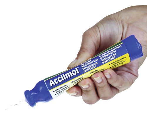 Ruka drží úpravnu vody Acclimol pro aklimatizaci ryb