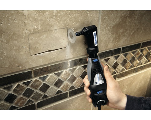 Logo Dremel. Ruka používá nástroj Dremel k řezání dlaždice.