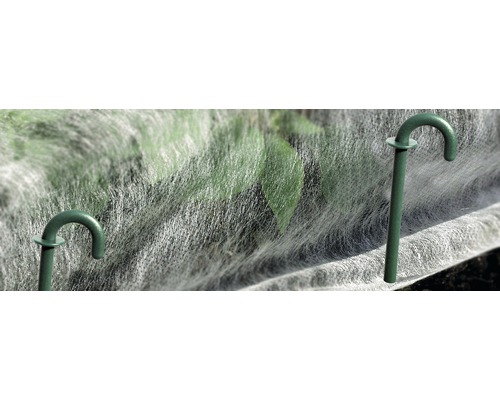 Zeleninový záhon s ochrannou netkanou textilií a podpěrnými oblouky