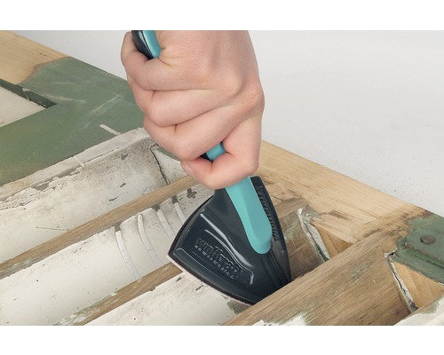 Osoba používá ruční brusku Wolfcraft k broušení dřeva.