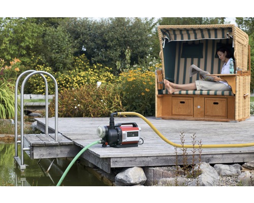 Zahradní krajina s jezírkem, čerpadlem a plážovým košem na dřevěném molu