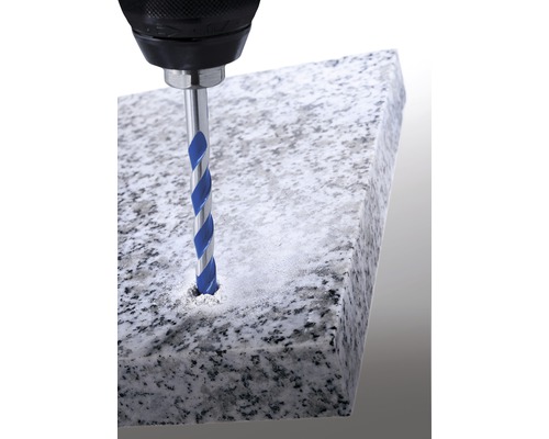 Vrtačka vrtá kamenným vrtákem otvor do kamenné desky.