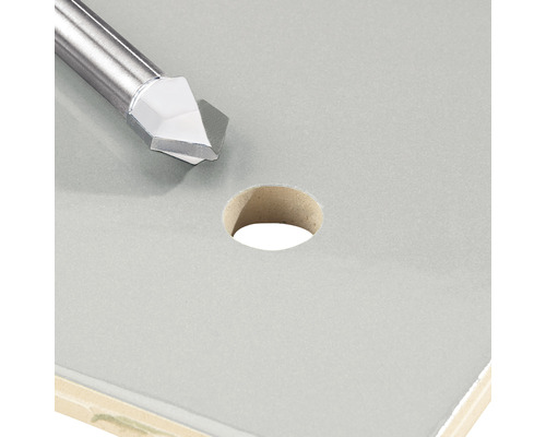 Vrták do dlaždic vedle otvoru v dlaždici