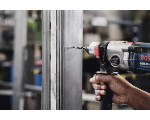 Vrtačka vrtá otvor do kovového profilu