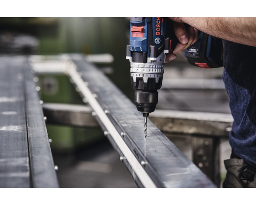 Akumulátorový vrtací šroubovák vrtá otvor do kovového profilu