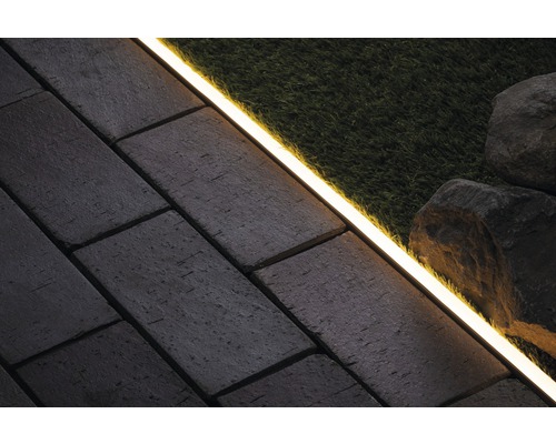 Scéna s dlažebními kostkami, trávou, kameny a LED osvětlením