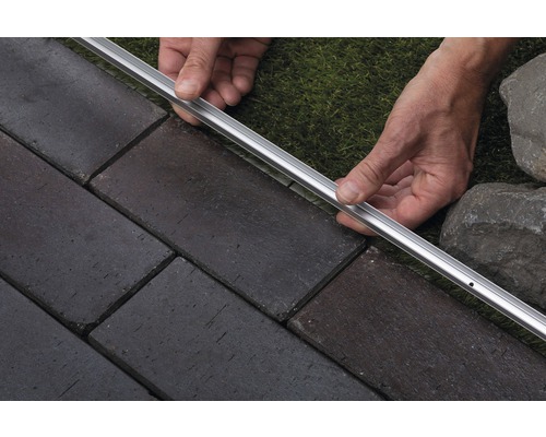 Pokládka dlažebních kostek s obrubníkovým profilem