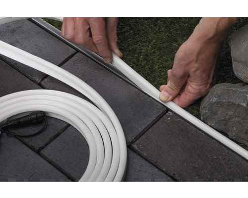 LED světelný had instalovaný na dlažební kostky