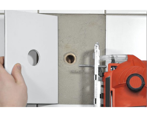 Montáž revizních dvířek v koupelně vedle přímočaré pily.