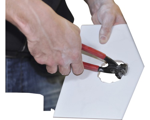 Řezačka dlaždic se používá na dlaždici