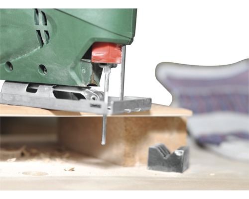 Elektrická přímočará pila při řezání dřeva