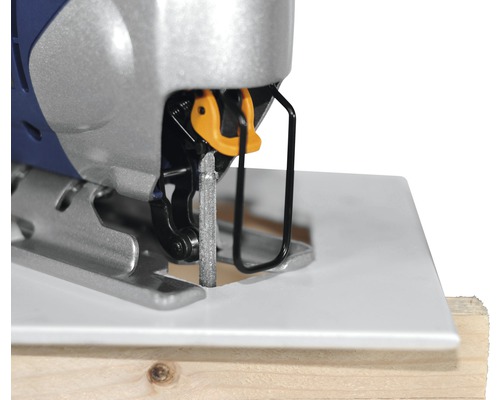 Detailní pohled na přímočarou pilu řezající obrobek