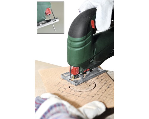 Přímočará pila v akci při řezání kruhu do dřevěné desky.