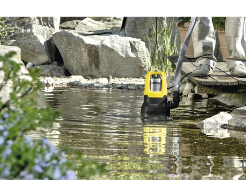 Jezírkové čerpadlo v zahradním jezírku s kameny a rostlinami