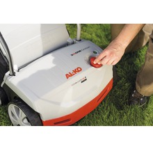 Detailní záběr provzdušňovače trávníku s nastavením hloubky a logem Al-Ko.