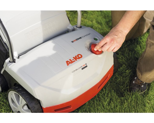 Detailní záběr provzdušňovače trávníku s nastavením hloubky a logem Al-Ko.