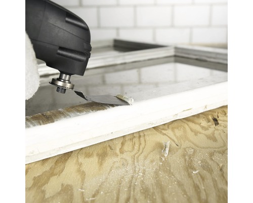 Oscilační elektrické nářadí odstraňuje barvu z okenního rámu