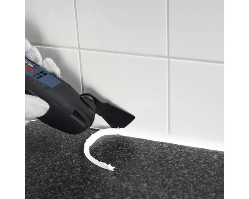 Multifunkční nástroj odstraňuje spárovací hmotu mezi dlaždicemi