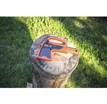 Štípací sekera for.q s chráničem čepele na pařezu