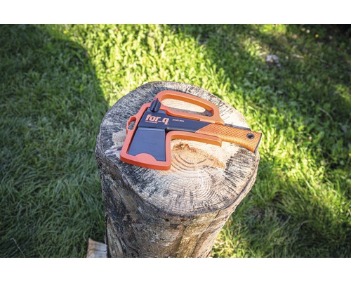 Štípací sekera for.q s chráničem čepele na pařezu