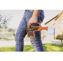 Osoba drží v ruce sekeru značky For_q.