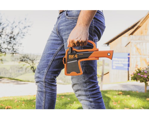 Osoba drží v ruce sekeru značky For_q.