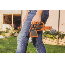 Osoba drží sekeru for-q profi line v ruce