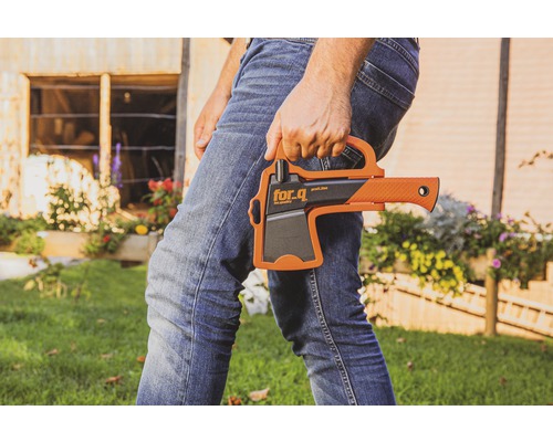 Osoba drží sekeru for-q profi line v ruce