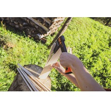 "Detailní záběr osoby štípající dříví pomocí štípací sekery