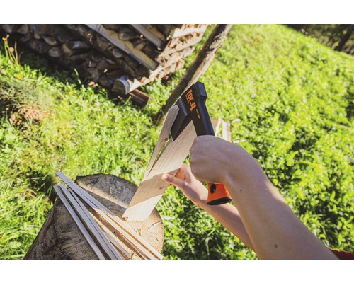 "Detailní záběr osoby štípající dříví pomocí štípací sekery