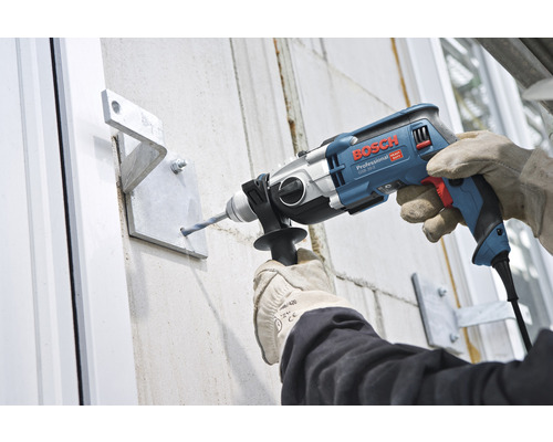 Vrtání s příklepovou vrtačkou na zeď s držákem