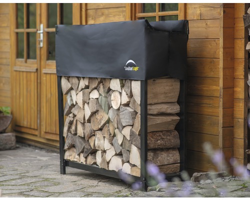 Stojan na dřevo s krytem a naskládaným palivovým dřevem